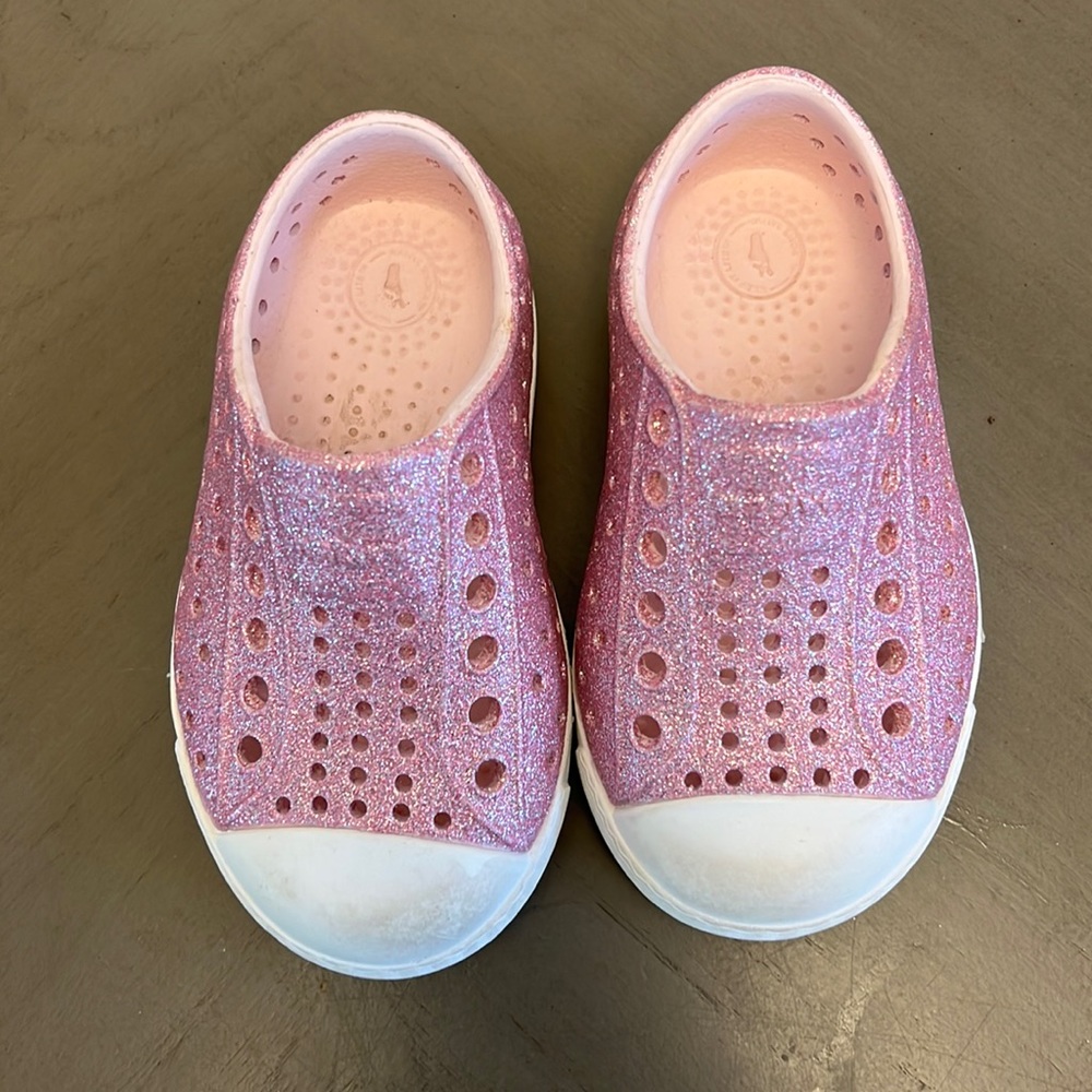 Sparkly pink natives size 5